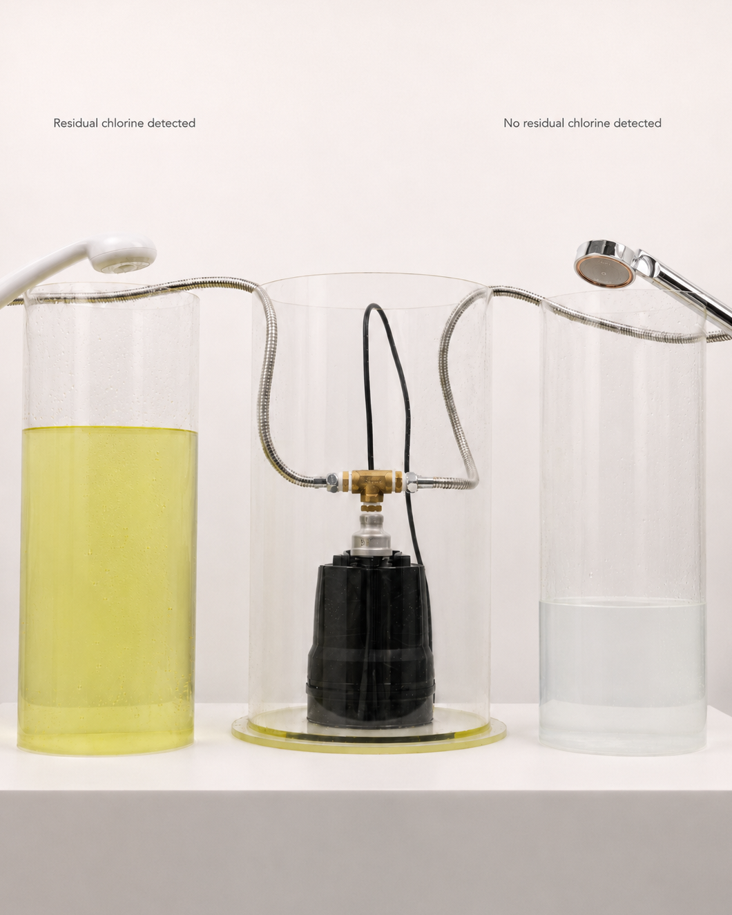 Colour reagent test comparing an unfiltered water sample with a vitamin C filtered sample