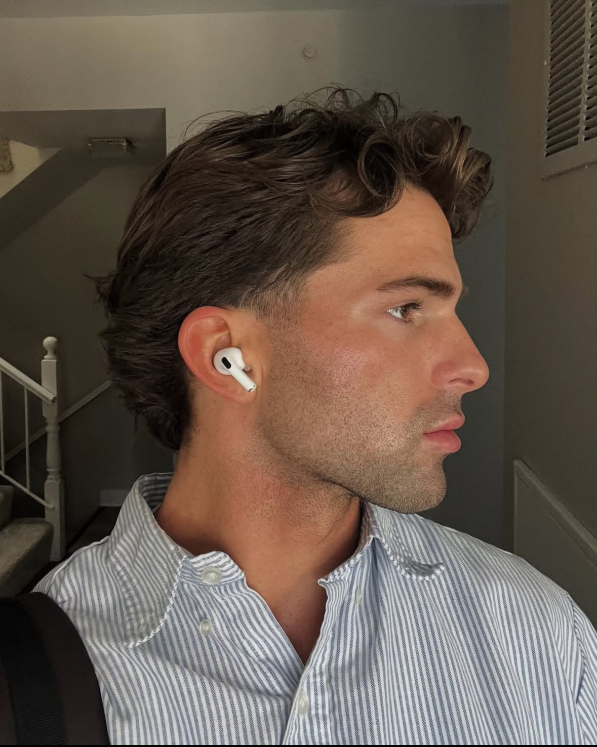 Alex from Dubai Marina sharing a five star review about reduced hair fall and a cleaner, fresher scalp after using the SOAH vitamin C shower head